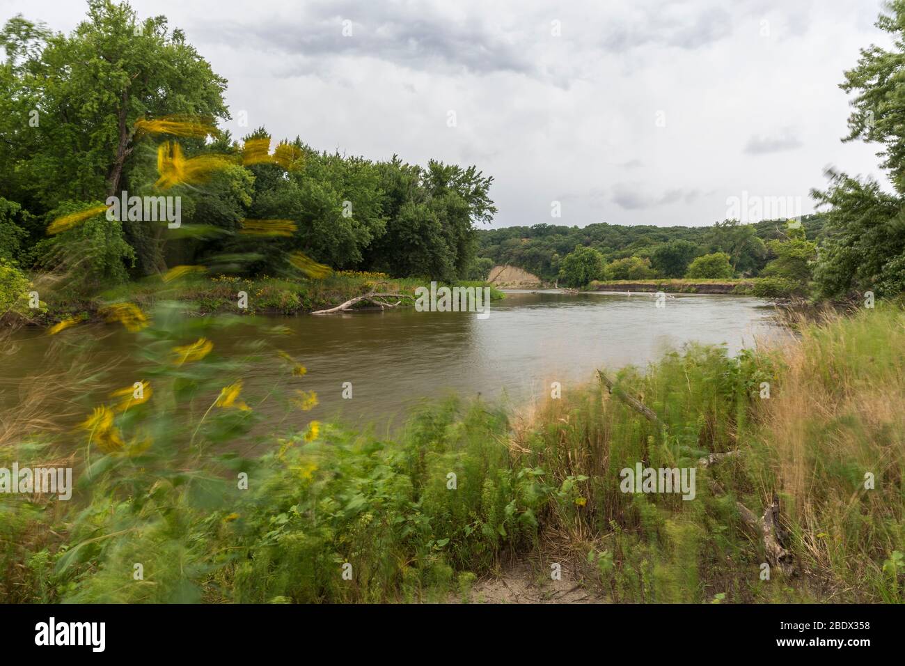 Un paesaggio fluviale panoramico nel South Dakota in una giornata di brezza. Foto Stock