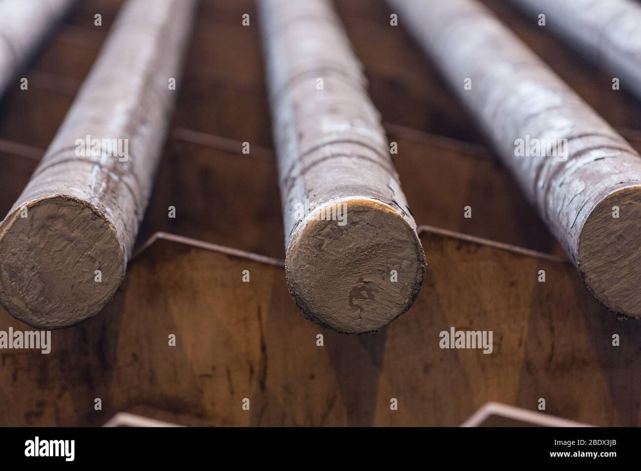 Acciaio laminato sulla linea di produzione. Concetto di industria metallurgica pesante Foto Stock