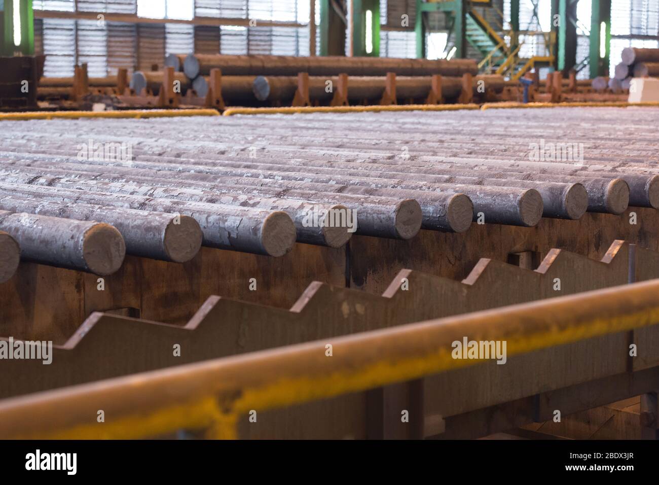 Acciaio laminato sulla linea di produzione. Concetto di industria metallurgica pesante Foto Stock