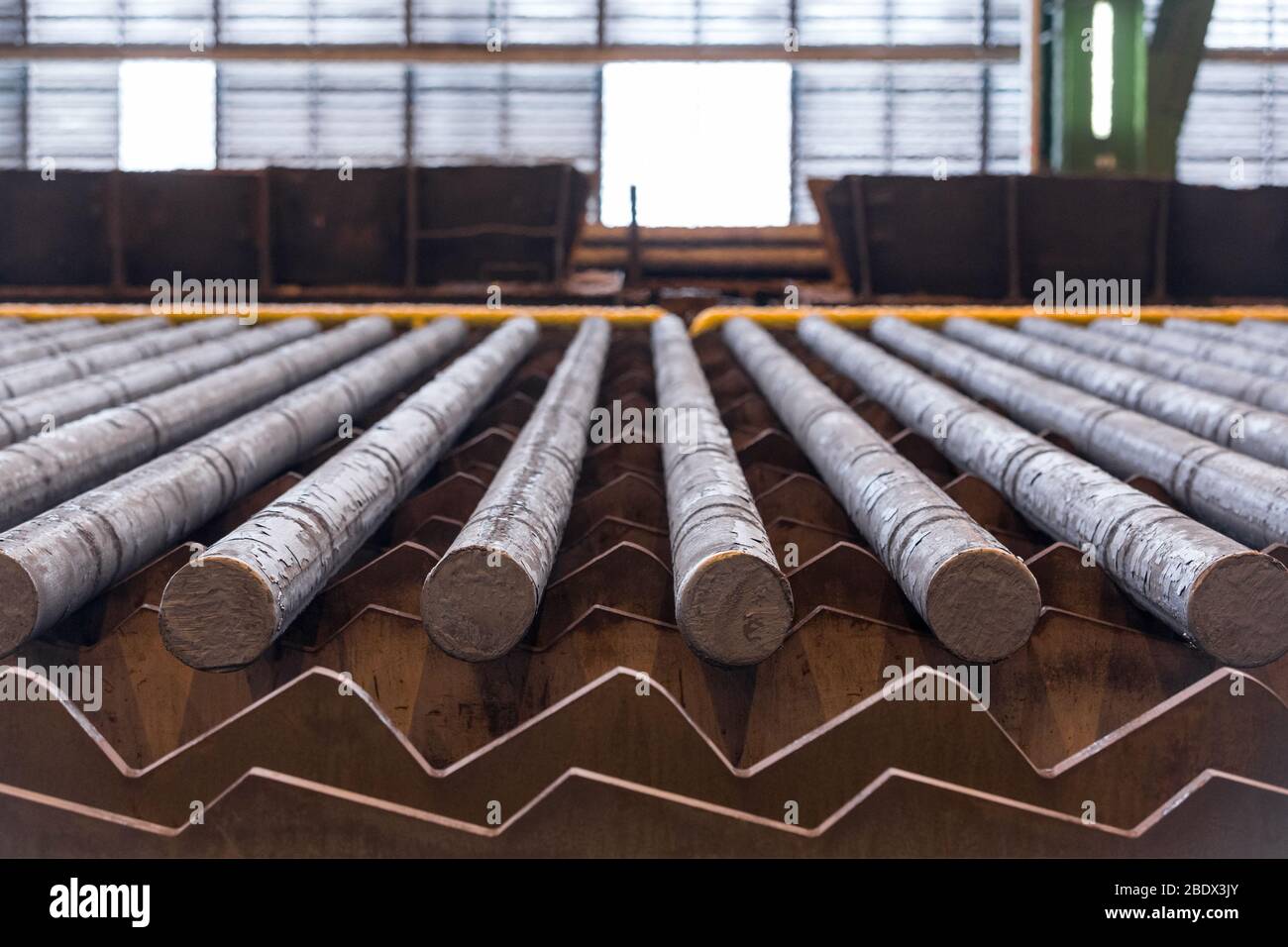 Acciaio laminato sulla linea di produzione. Concetto di industria metallurgica pesante Foto Stock