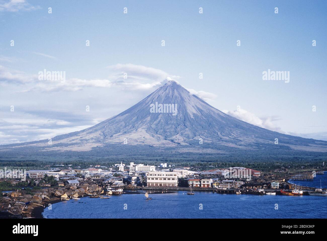 Monte Mayon dietro Legaspi, Filippine Foto Stock