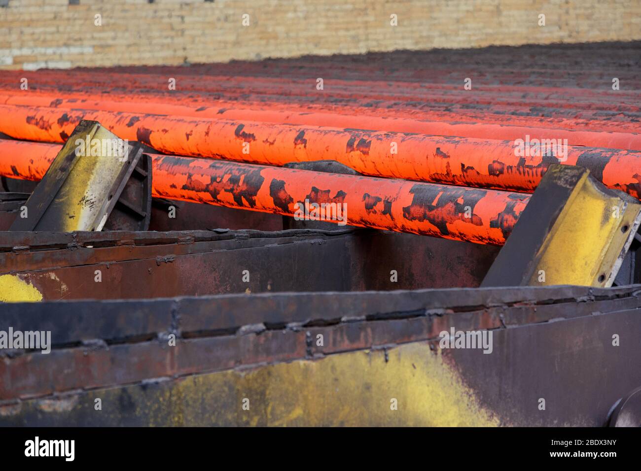 Acciaio caldo sulla linea di produzione. Concetto di industria metallurgica pesante Foto Stock