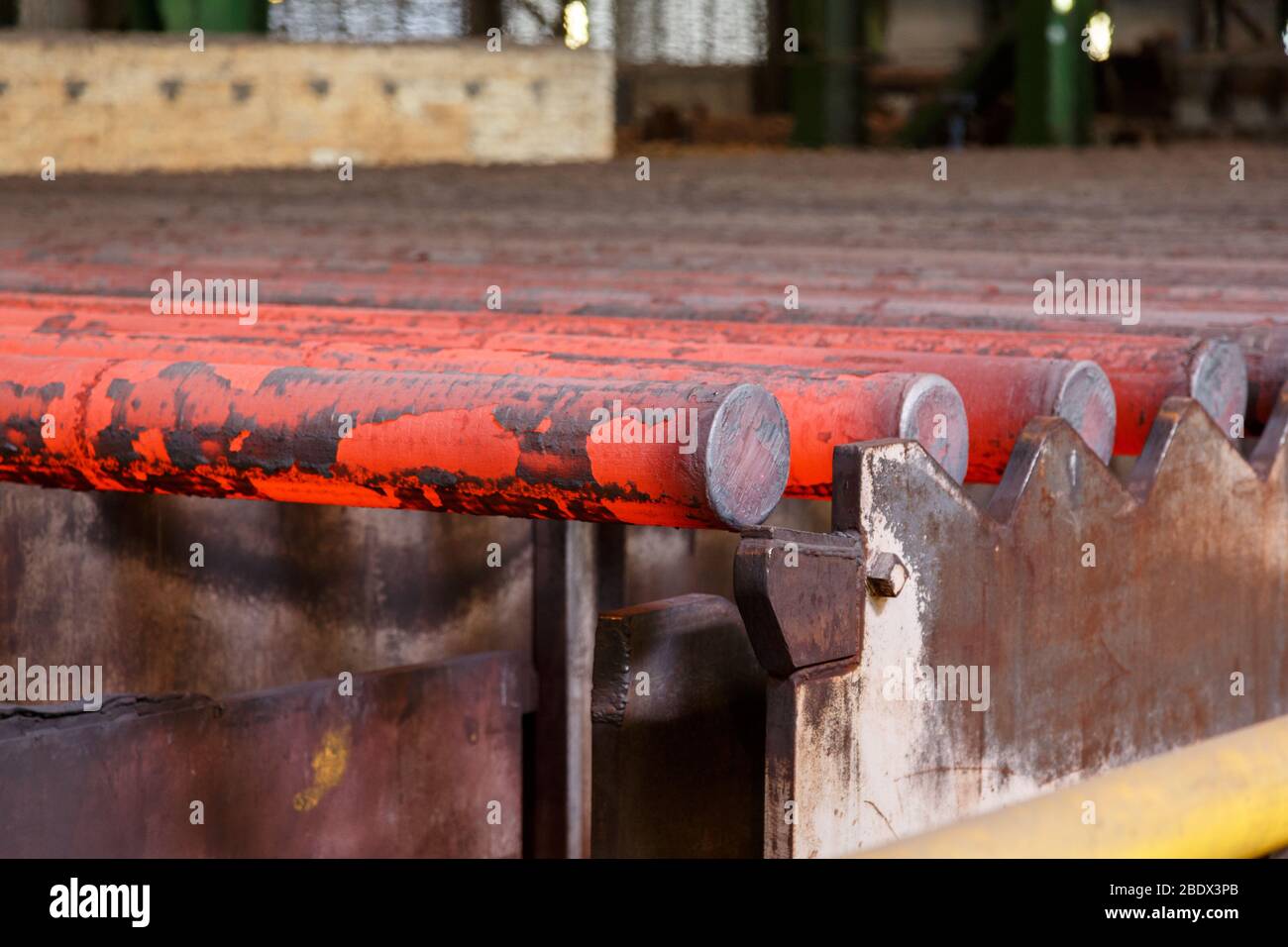 Acciaio caldo sulla linea di produzione. Concetto di industria metallurgica pesante Foto Stock