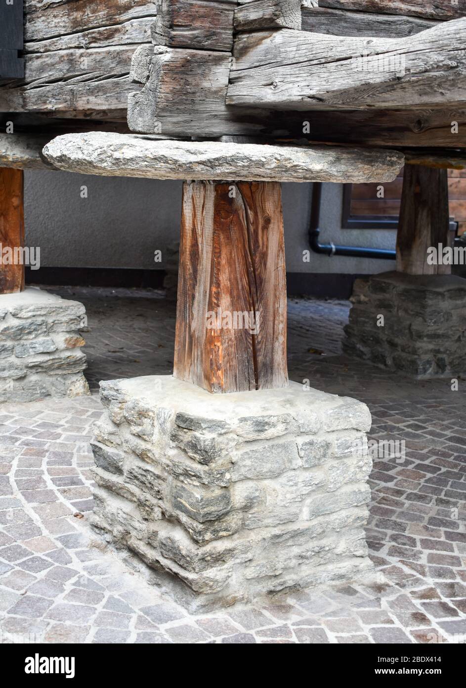 Piede tradizionale granarie (Raccard) costruito sopra il suolo. Tra i palafitte e il granare è intercalata una lastra di pietra circolare, che forma un aggetto Foto Stock