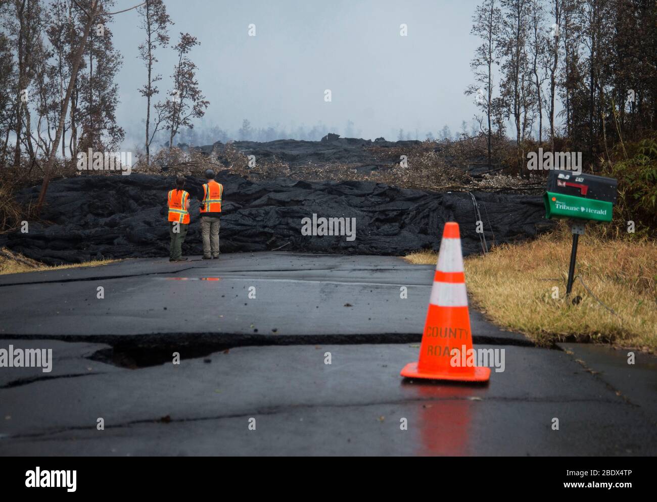 U.S. Environmental Protection Agency (EPA) Environmental Response Team valuta la lava indurita come risultato dell'eruzione vulcanica di Kīlauea, 20 maggio 2018. L'area residenziale degli Estates Leilani è stata evacuata a causa di perdite di lava, terremoti, incendi e alte concentrazioni di anidride solforosa. Foto Stock