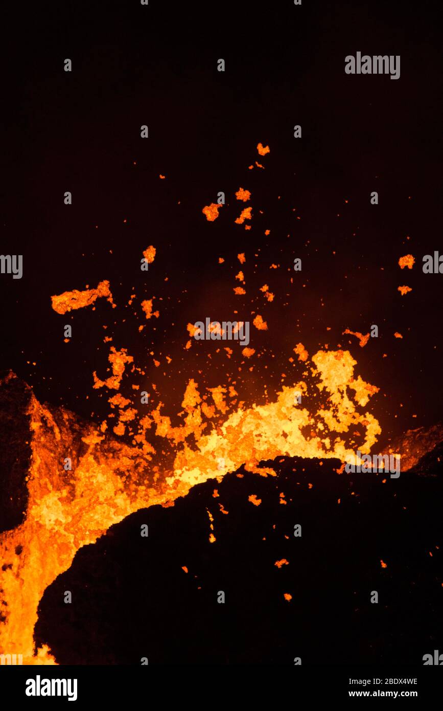 La lava erutta da una fessura nel quartiere di Leilani Estates di notte, 23 maggio 2018. Foto Stock