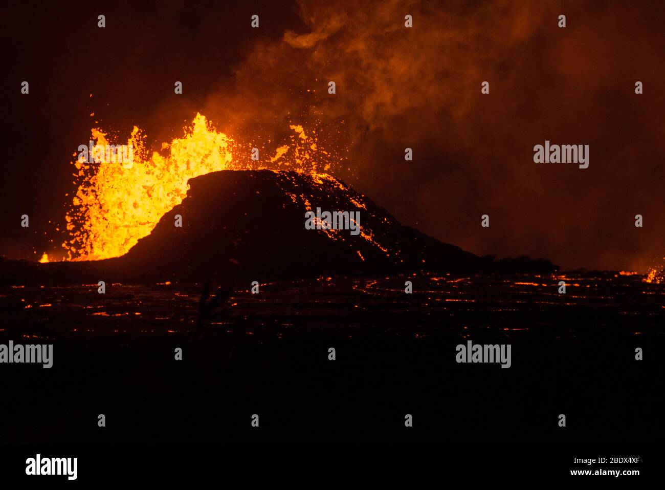 La lava erutta da una fessura nel quartiere di Leilani Estates di notte, 23 maggio 2018. Foto Stock