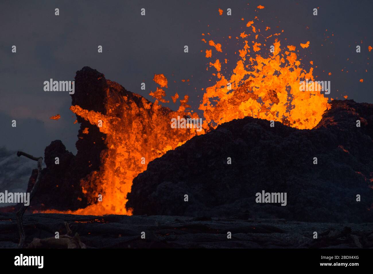 La lava erutta da una fessura nel quartiere di Leilani Estates al crepuscolo, 23 maggio 2018. Foto Stock