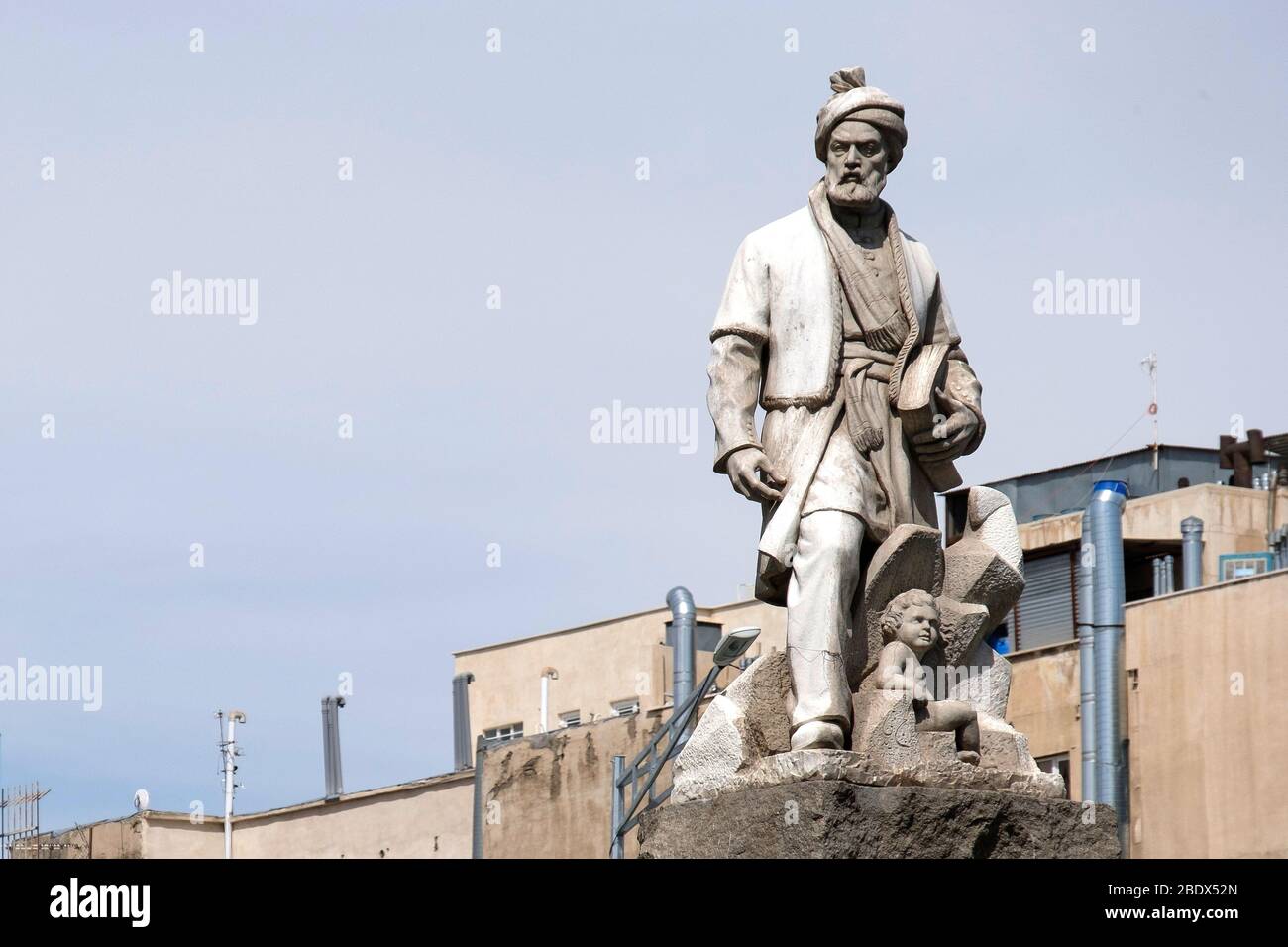 Ferdowsi è uno dei più grandi poeti persiani nella storia della letteratura persiana e di quella di farsi. La sua statua a Teheran si trova all'interno di una rotonda. Foto Stock