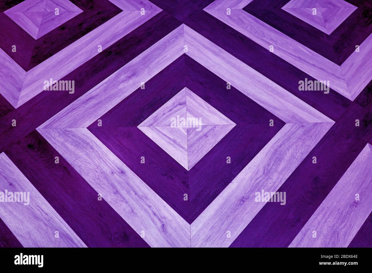 Pavimento in legno con motivo geometrico viola scuro e chiaro per sfondo o striscione Foto Stock