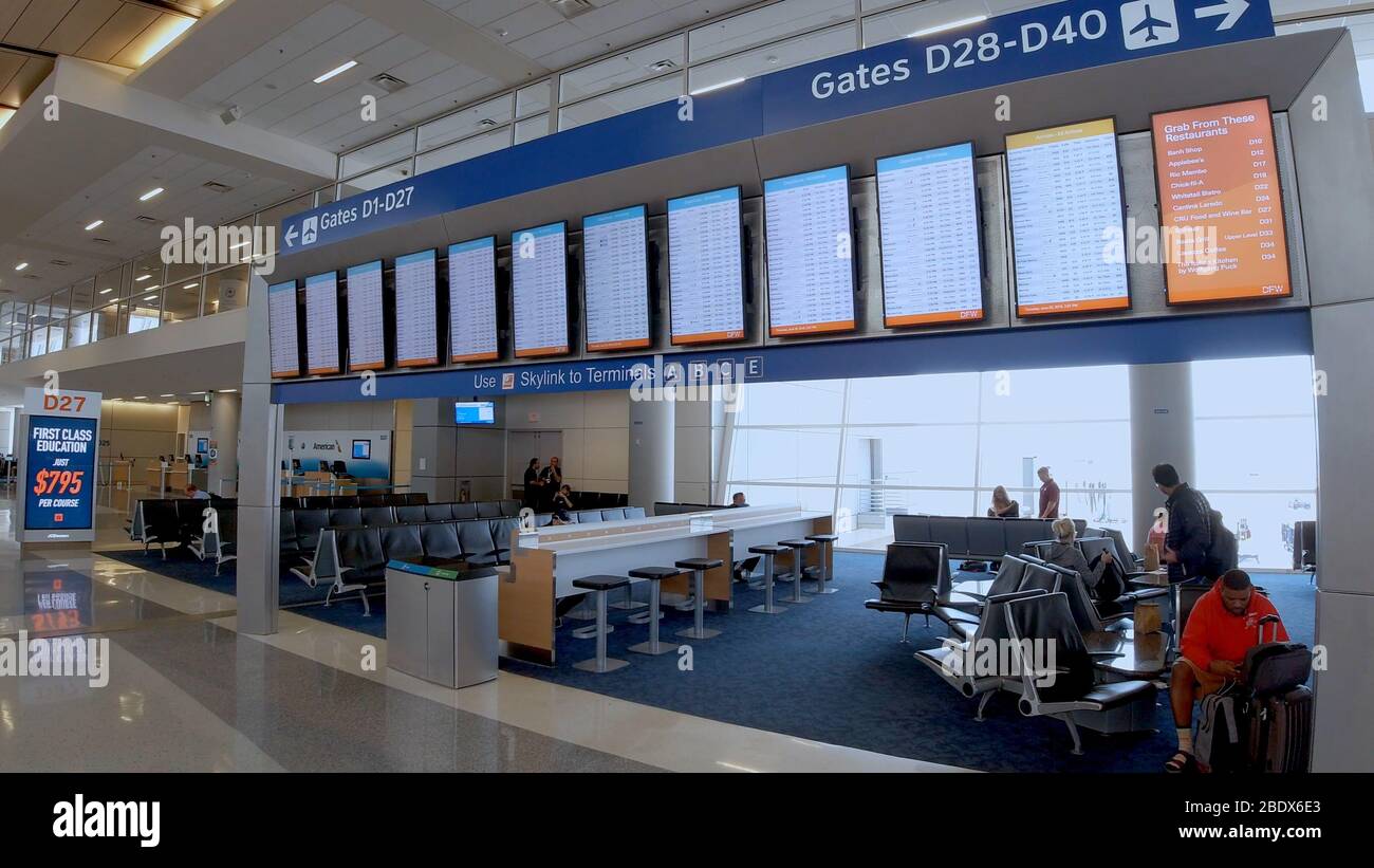 Partenze Gates all'Aeroporto di Dallas Fort Worth - DALLAS, STATI UNITI - 20 GIUGNO 2019 Foto Stock