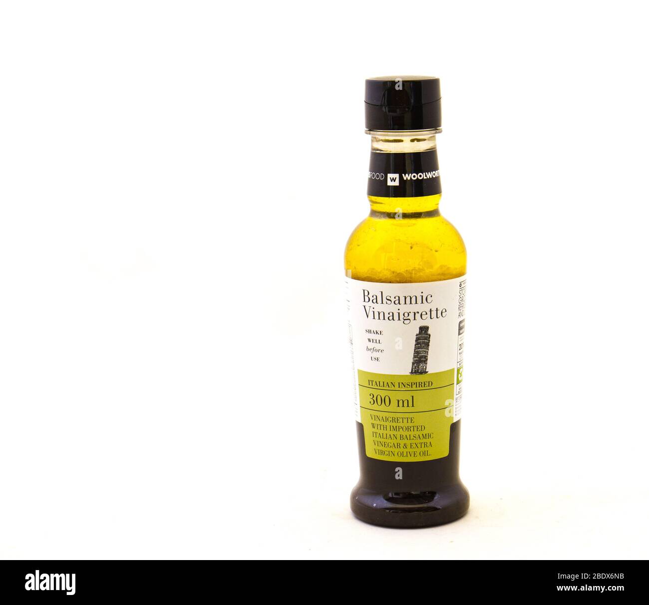 Alberton, Sudafrica - una bottiglia di vinaigrette balsamica da Woolworths Food isolata su una chiara immagine di sfondo con spazio copia Foto Stock