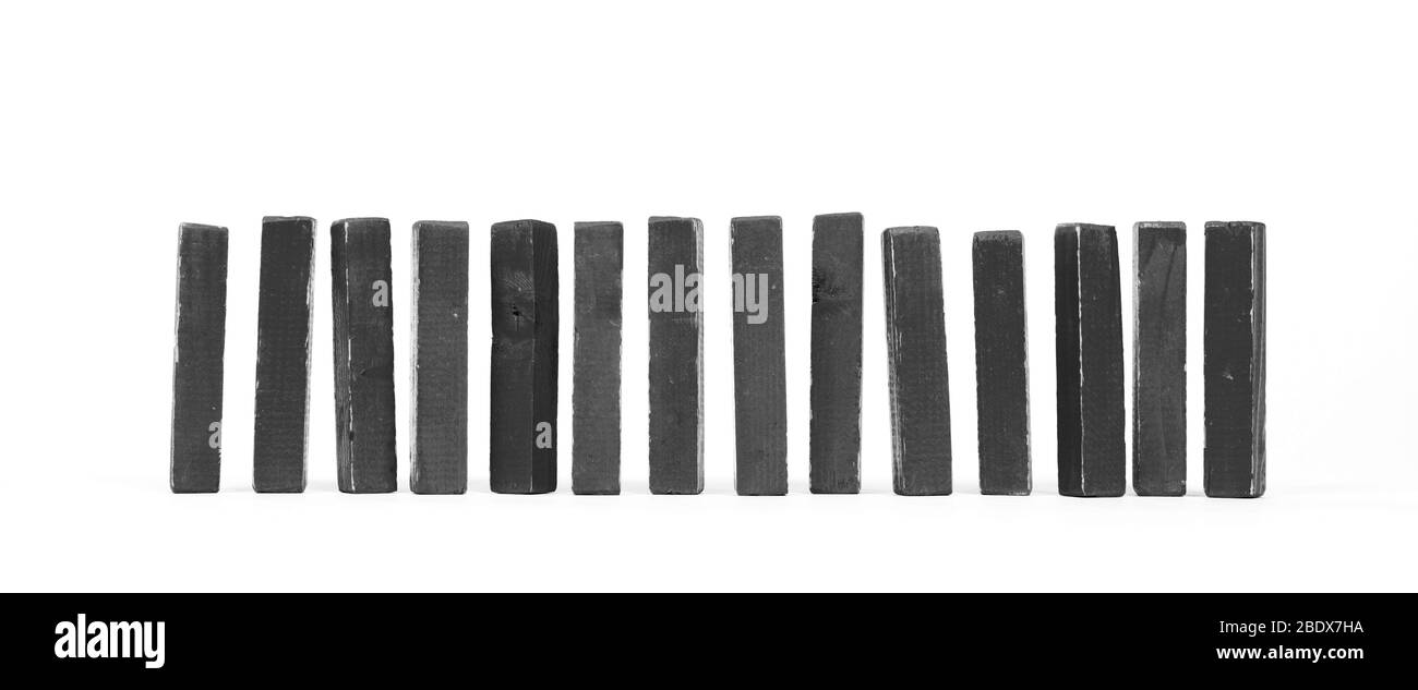 Fila di blocchi di costruzione vintage isolati su sfondo bianco - Nero Foto Stock