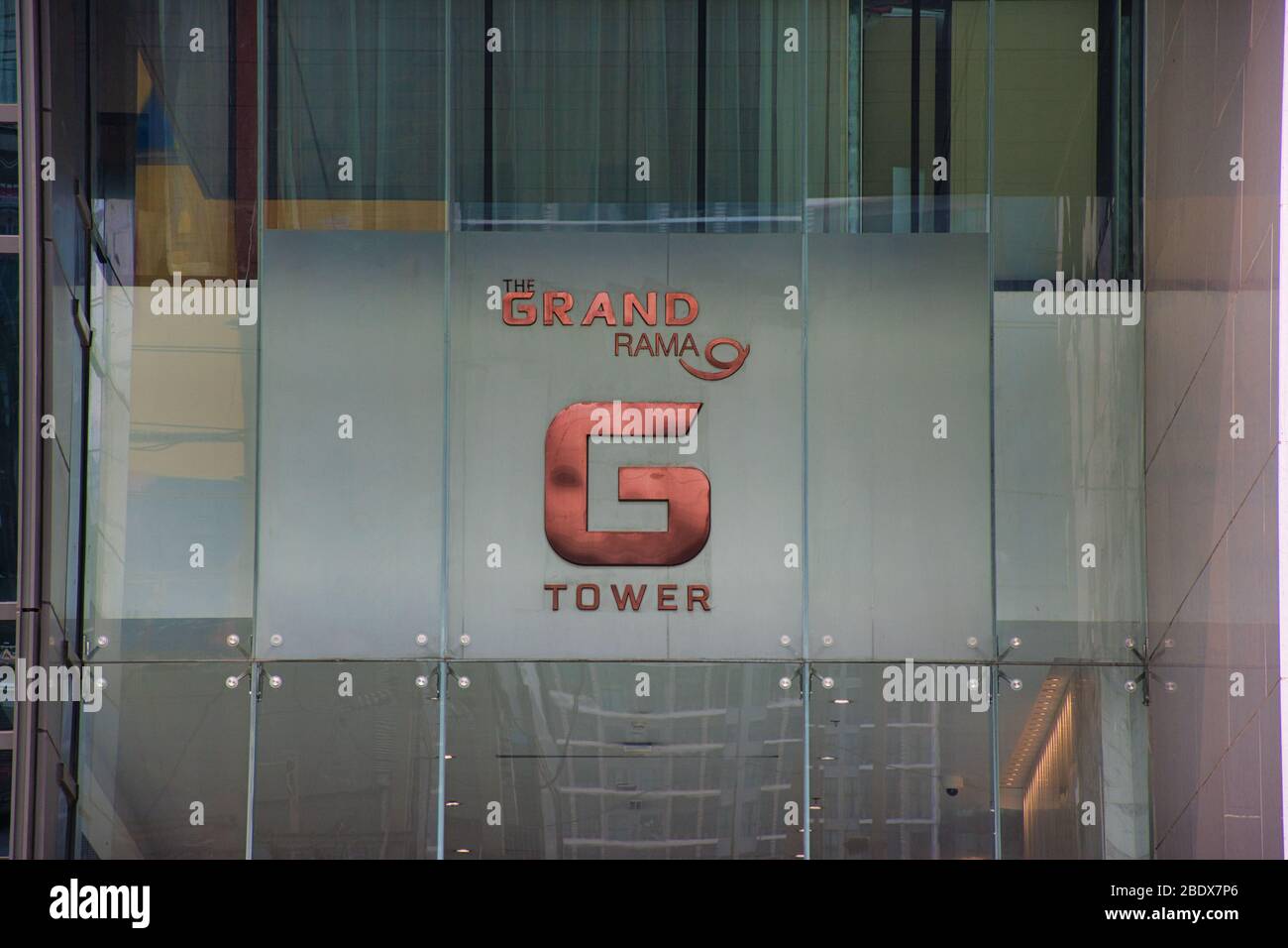 Bangkok, Thailandia 04.09.2020: Logo sopra l'ingresso della G Tower, è uno degli edifici più iconici e moderni della metropoli, famosa per Foto Stock