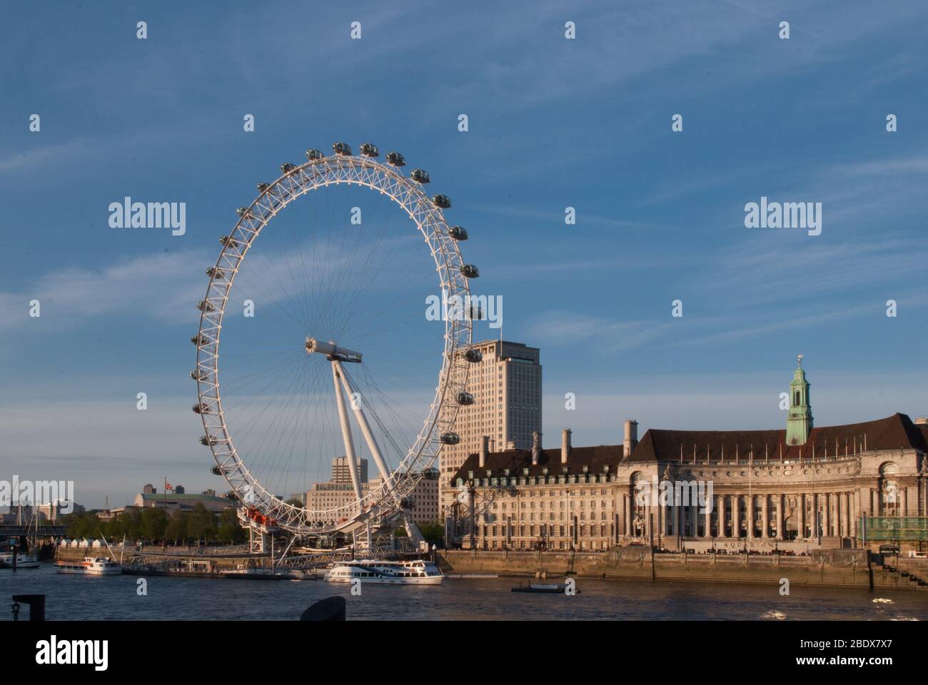 Ruota panoramica rotante London Eye (ruota Millenium), la passeggiata della Regina, Bishop's, Londra SE1 7PB progettato da Marks Barfield Architects Mace Construction Foto Stock