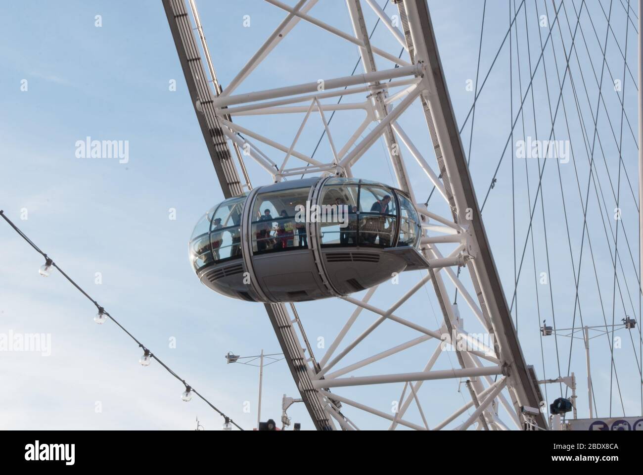 Ruota panoramica rotante London Eye (ruota Millenium), la passeggiata della Regina, Bishop's, Londra SE1 7PB progettato da Marks Barfield Architects Mace Construction Foto Stock