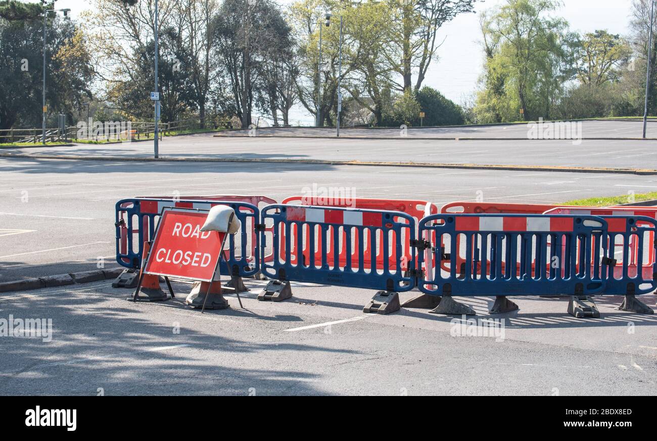 Lyme Regis, Dorset, Regno Unito. 10 aprile 2020. UK Covid-19: I parchi auto di Lyme Regis sono chiusi il Venerdì Santo per incoraggiare i visitatori a rimanere lontani alla luce della pandemia di coronavirus. Il turismo è l'industria principale per la città e l'impatto economico della chiusura a chiave sulla piccola impresa della città è già inizio morso. Credit: Celia McMahon/Alamy Live News Foto Stock