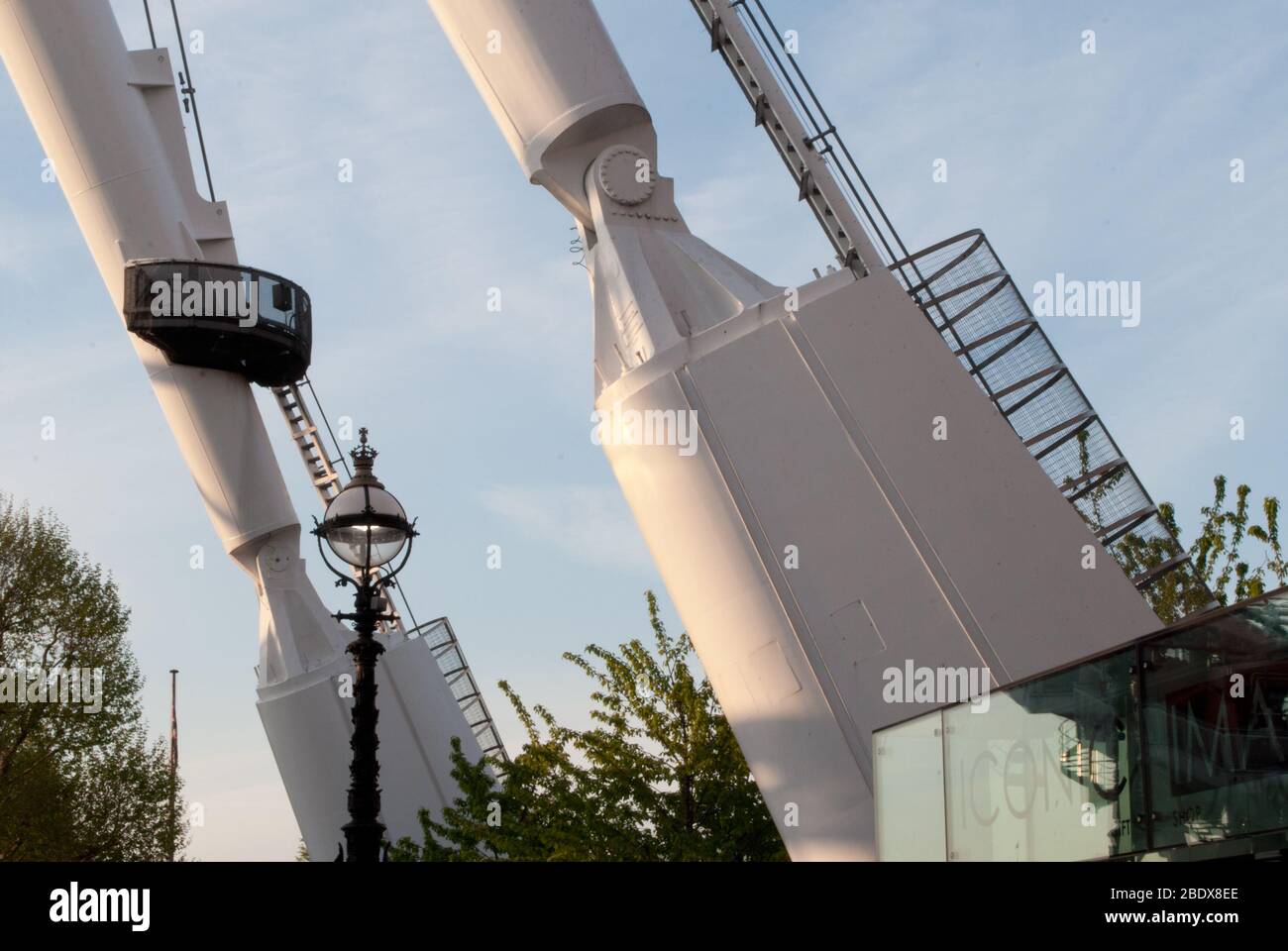 Ruota panoramica rotante London Eye (ruota Millenium), la passeggiata della Regina, Bishop's, Londra SE1 7PB progettato da Marks Barfield Architects Mace Construction Foto Stock