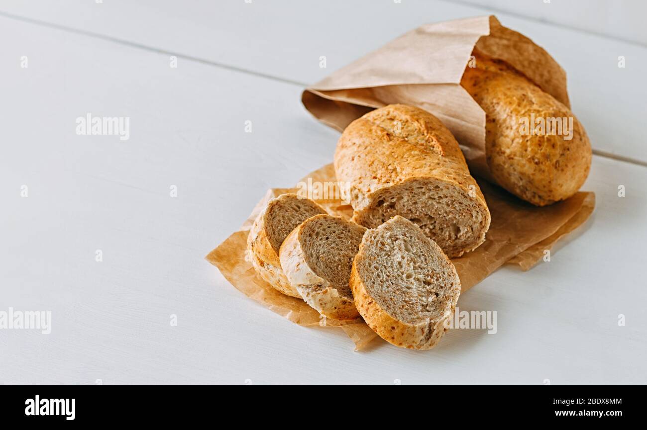 Primo piano pane di grano saraceno organico. Il concetto di pane da forno innovativo. Spazio di copia. Foto Stock