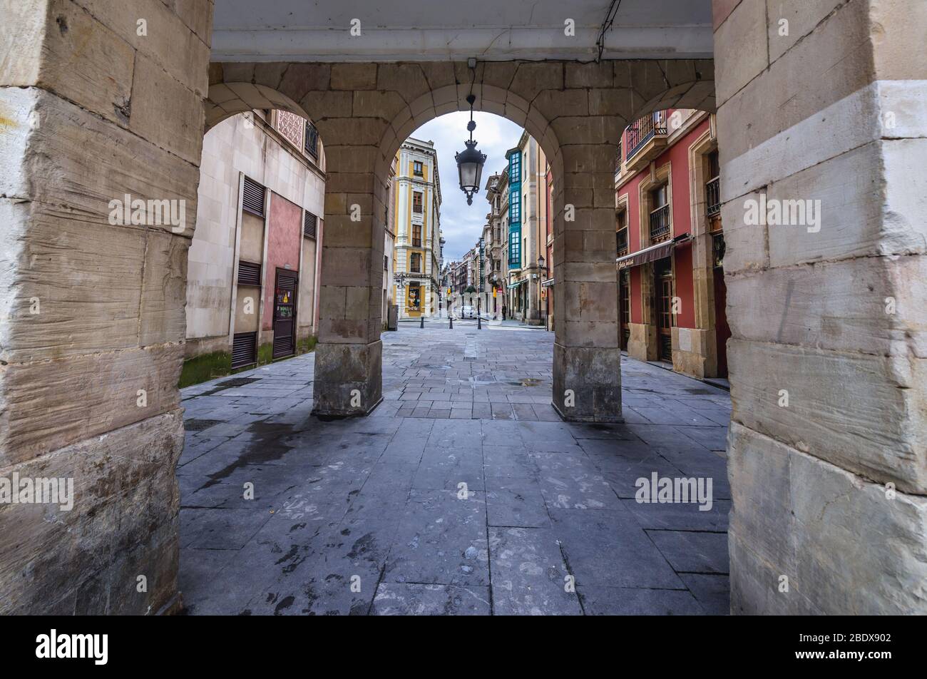 Via San Bernardo visto dal passaggio in costruzione in Plaza Mayor - Piazza principale a Gijon nella comunità autonoma delle Asturie in Spagna Foto Stock