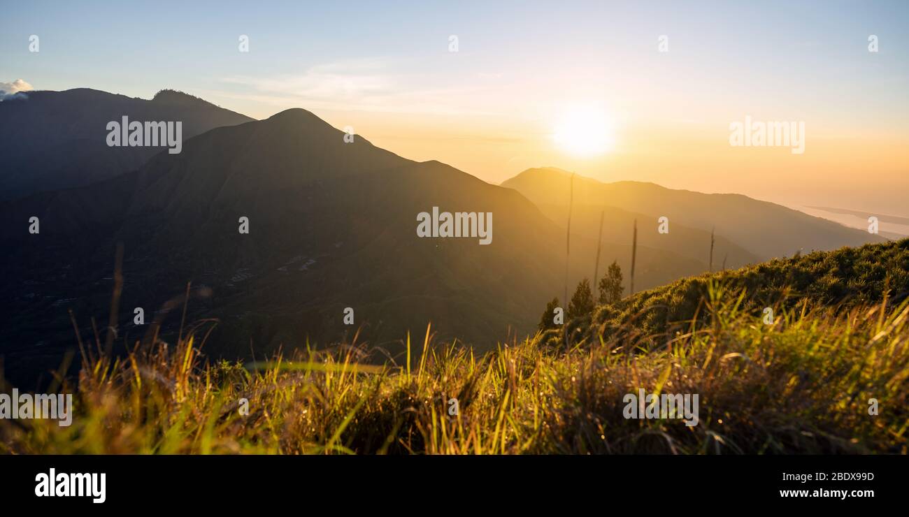 (Fuoco selettivo) splendida vista di una catena montuosa illuminata da una bella alba. Lombok Island, Indonesia. Foto Stock