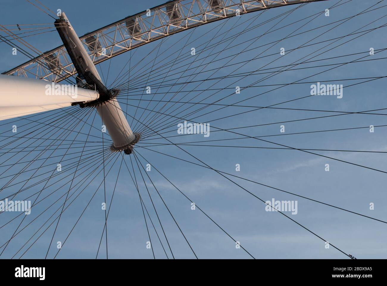 Ruota panoramica rotante London Eye (ruota Millenium), la passeggiata della Regina, Bishop's, Londra SE1 7PB progettato da Marks Barfield Architects Mace Construction Foto Stock