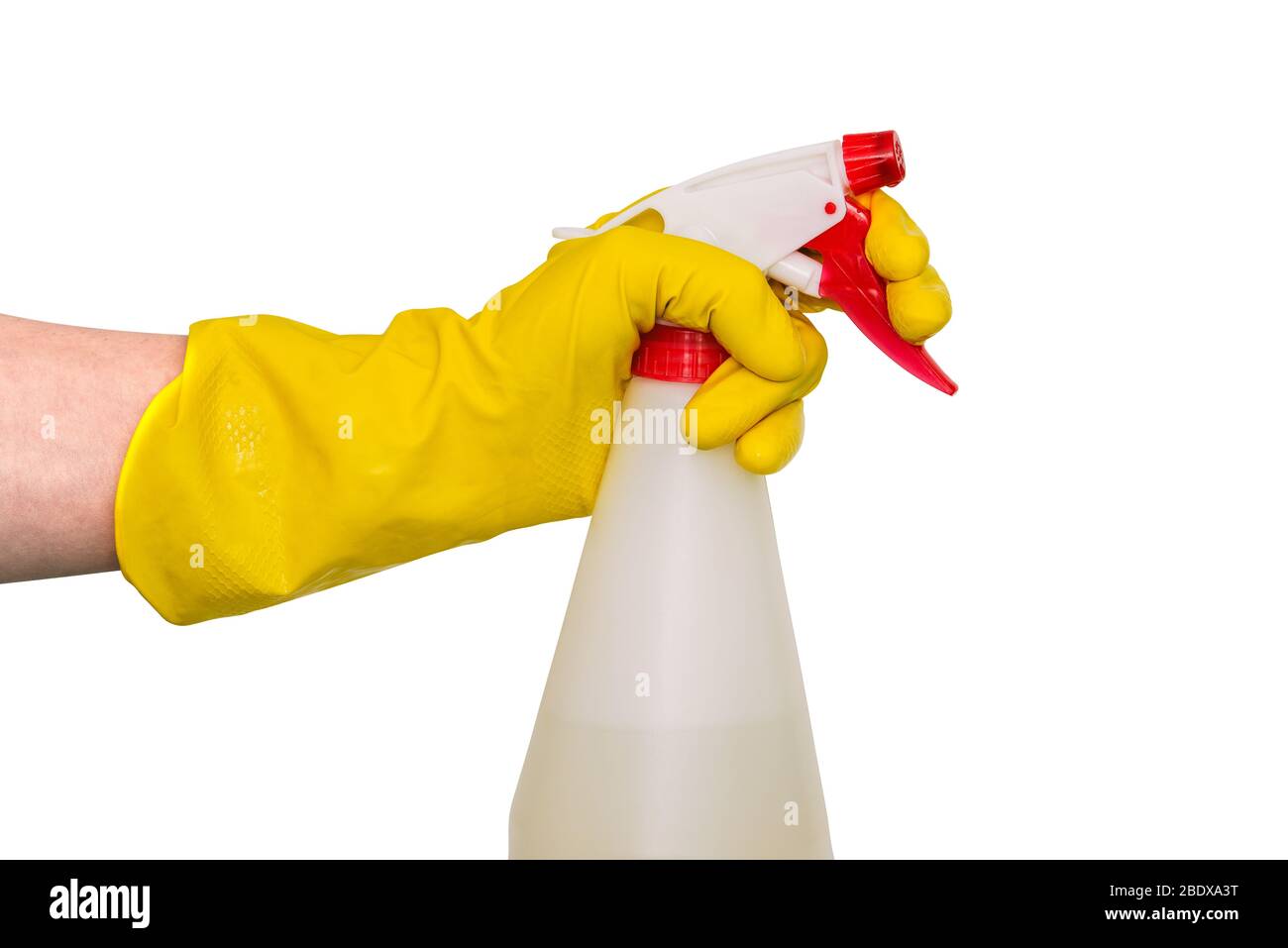 Spruzzatore per la pulizia e la disinfezione di uffici e abitazioni. Una mano in un guanto giallo contiene uno spray con un dispenser. Spruzzare il flacone isolato su una ba bianca Foto Stock