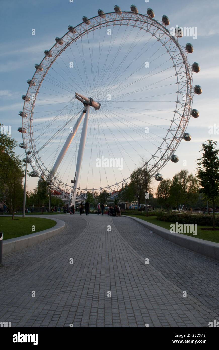 Ruota panoramica rotante London Eye (ruota Millenium), la passeggiata della Regina, Bishop's, Londra SE1 7PB progettato da Marks Barfield Architects Mace Construction Foto Stock