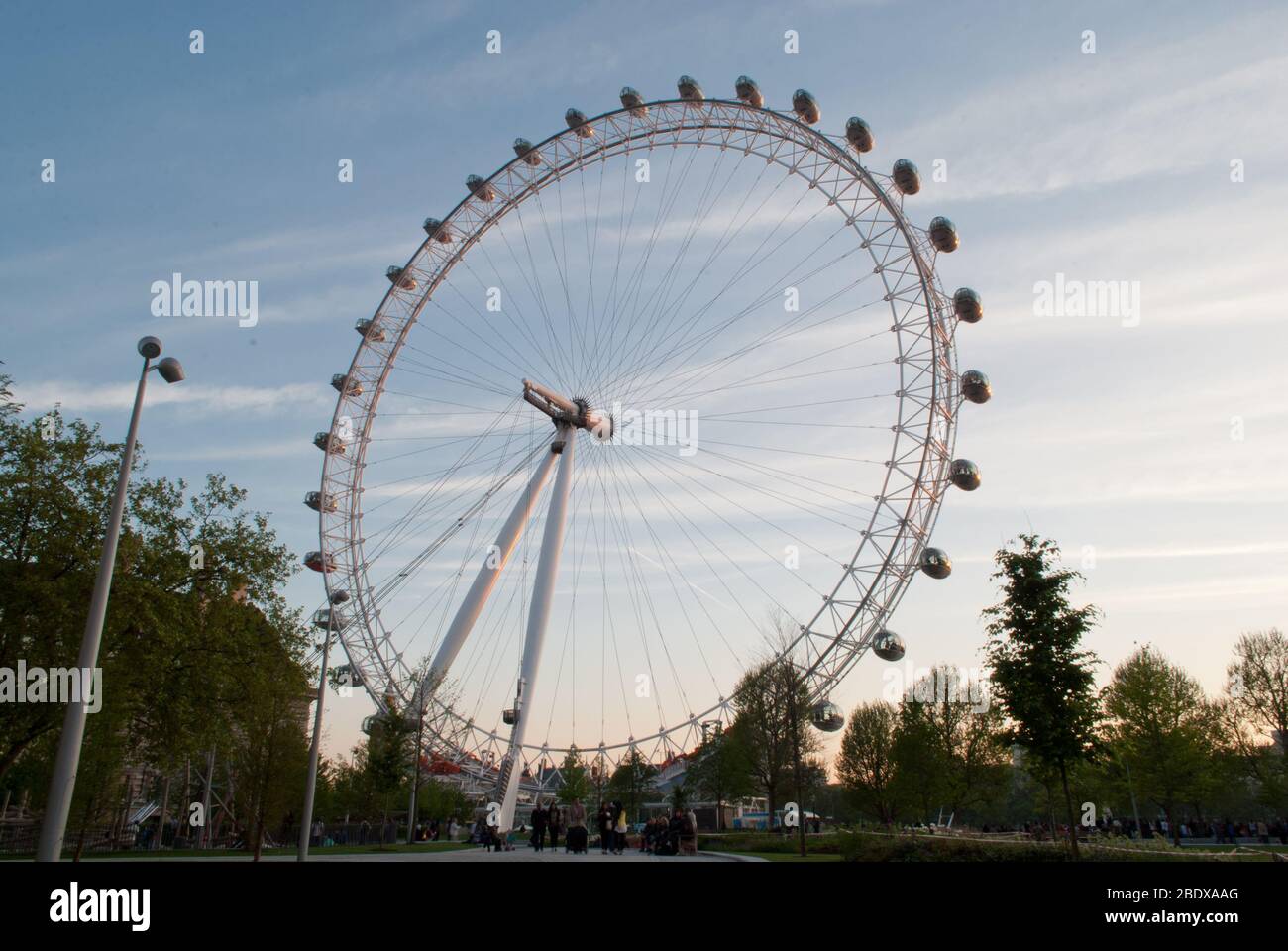 Ruota panoramica rotante London Eye (ruota Millenium), la passeggiata della Regina, Bishop's, Londra SE1 7PB progettato da Marks Barfield Architects Mace Construction Foto Stock