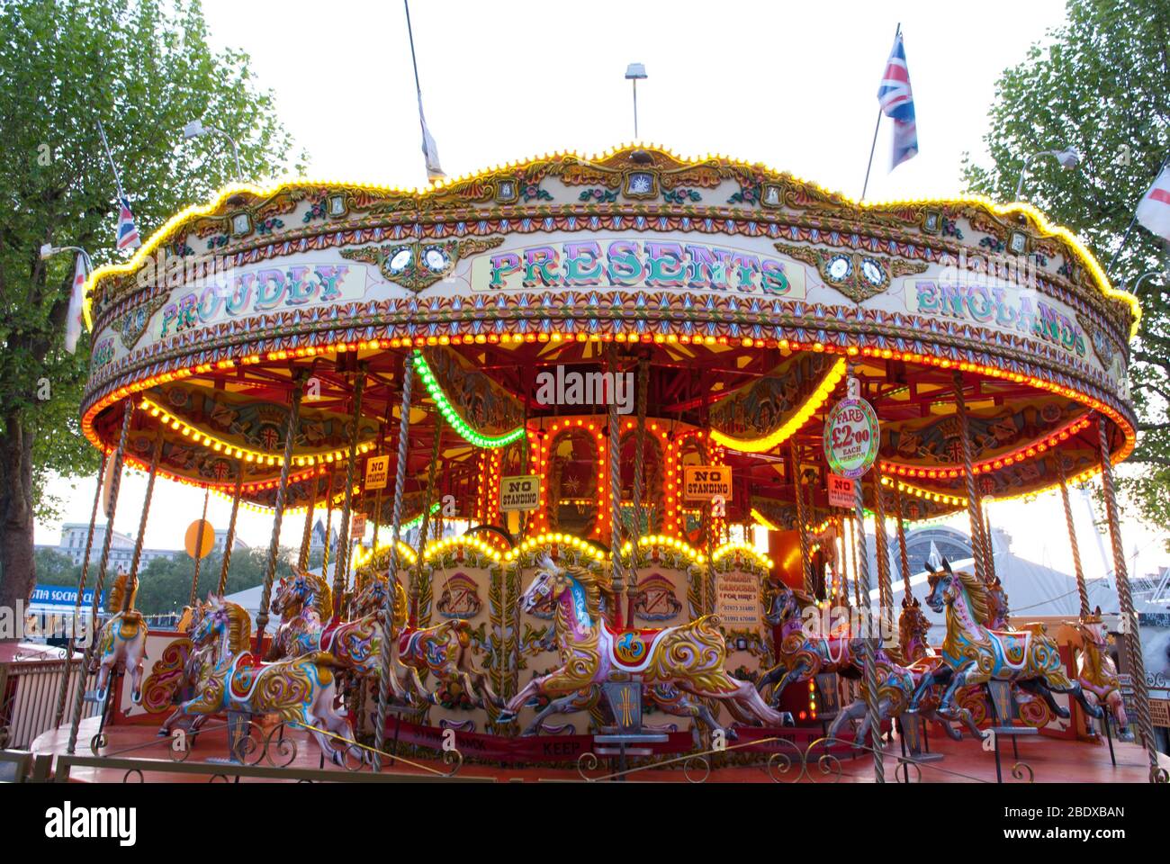 Golden Carousel Spinning Motion Speed Fast Movement Merry-Go-Round Fun Fair Fairground Jubilee Gardens, Lambeth, Londra Foto Stock