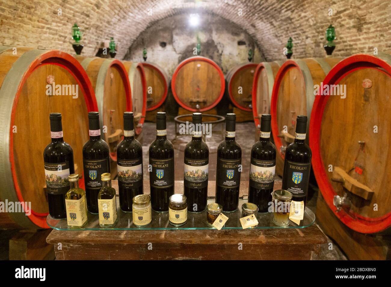 Cantina con bottiglie e barili a Montepulciano, Toscana, Italia Foto Stock