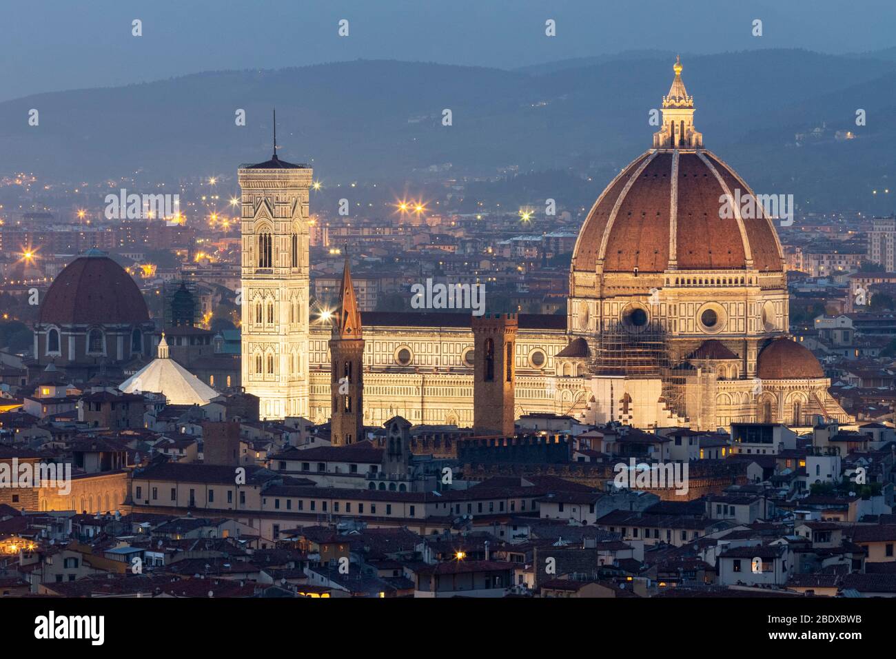 Cattedrale di Santa Maria del Fiore (Duomo) vista da Piazzale Michelangelo al crepuscolo, Firenze Foto Stock