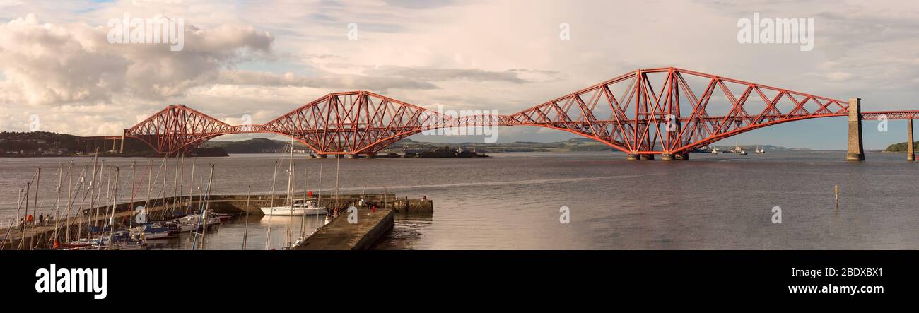 Il Forth Rail Bridge che attraversa il Firth of Forth al tramonto, Edimburgo, Scozia. Foto Stock