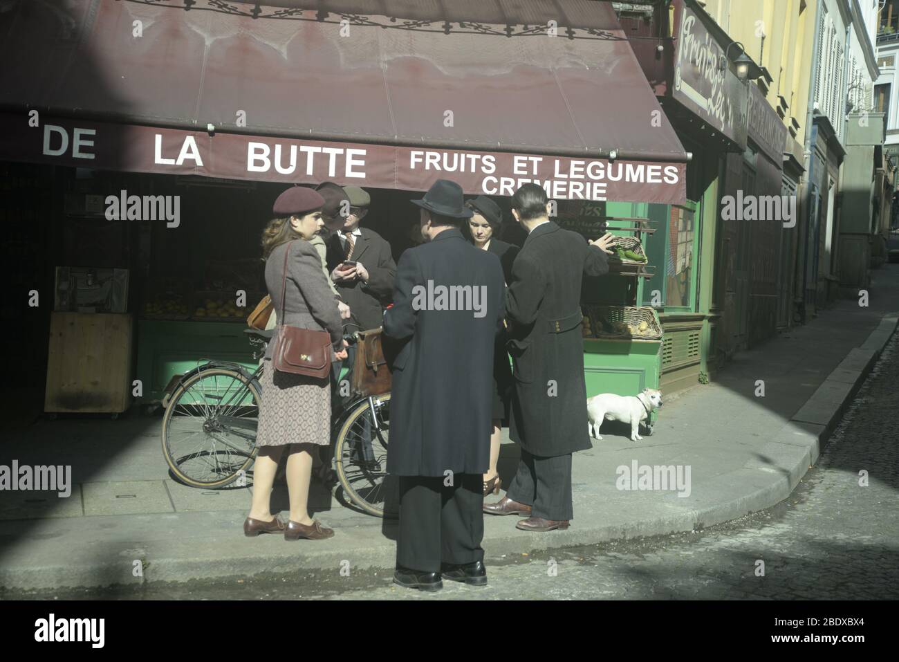 !940's Street scene a Parigi, pasakdek Foto Stock