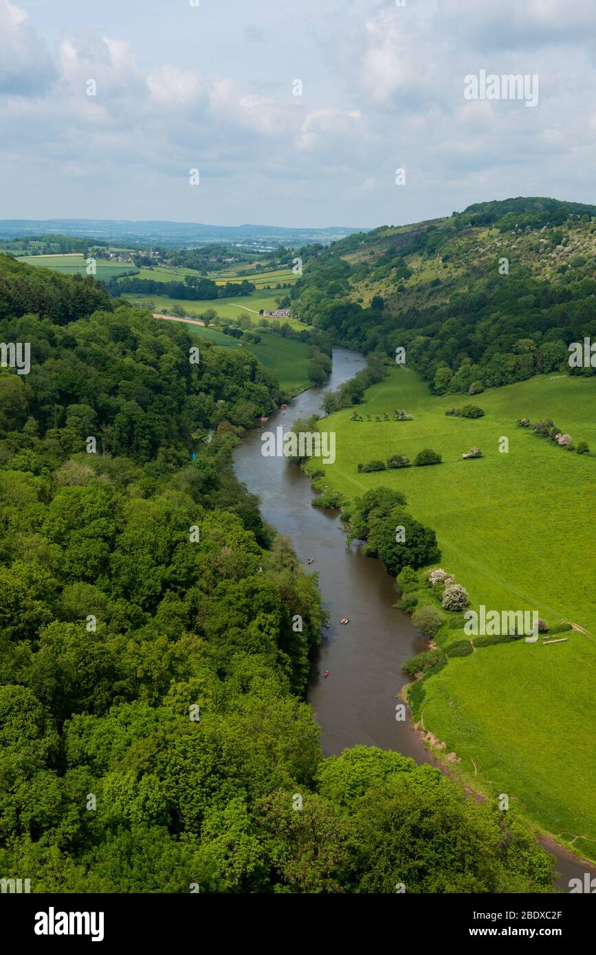 Vista del fiume Wye mentre la valle del Wye si snoda davanti al punto di vista roccioso symonds yat. Foto Stock