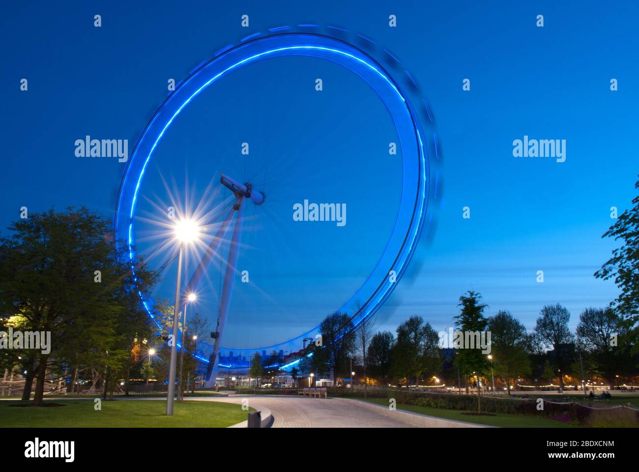 Ruota panoramica rotante London Eye (ruota Millenium), la passeggiata della Regina, Bishop's, Londra SE1 7PB progettato da Marks Barfield Architects Mace Construction Foto Stock