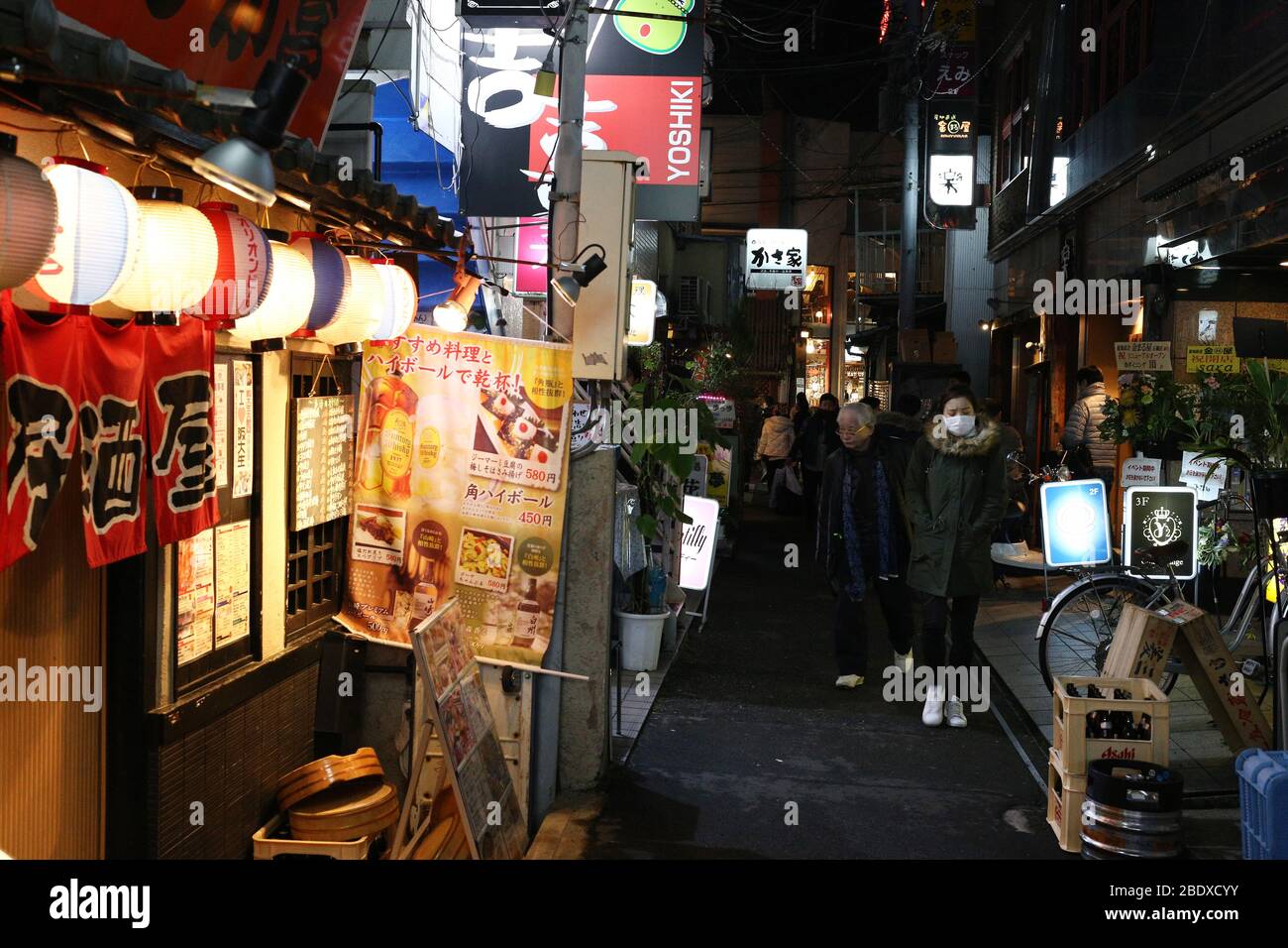 Osaka, Giappone - Marzo 0820 2017: Ragazza non identificata che usa una maschera di protezione per le strade di Osaka, Giappone Foto Stock