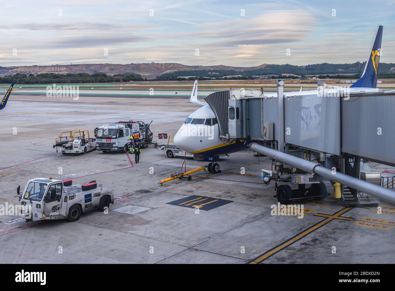 Ryanair aereo Adolfo Suarez Madrid-Barajas Aeroporto, principale aeroporto internazionale che serve Madrid in Spagna Foto Stock