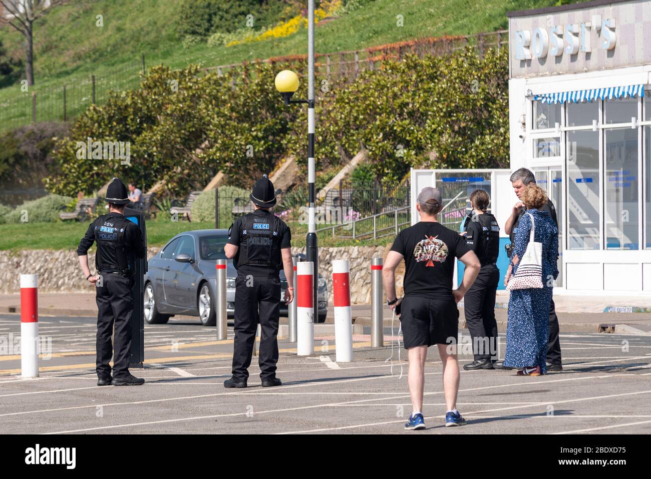 Southend on Sea, Essex, Regno Unito. 10 aprile 2020. Il primo giorno del weekend di Pasqua durante il periodo di chiusura del Coronavirus COVID-19, le persone si avvalgono del Southend sul lungomare del mare per godere del clima soleggiato e caldo. I funzionari di polizia e dell'applicazione civile pattugliano le aree, con parcheggi e aziende chiusi. Polizia che guarda il traffico Foto Stock