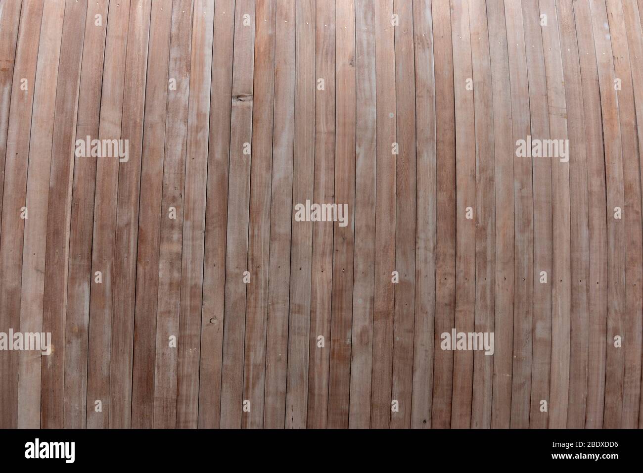 una vista ravvicinata di lunghe doghe di legno che costituiscono la parte inferiore di un tetto Foto Stock