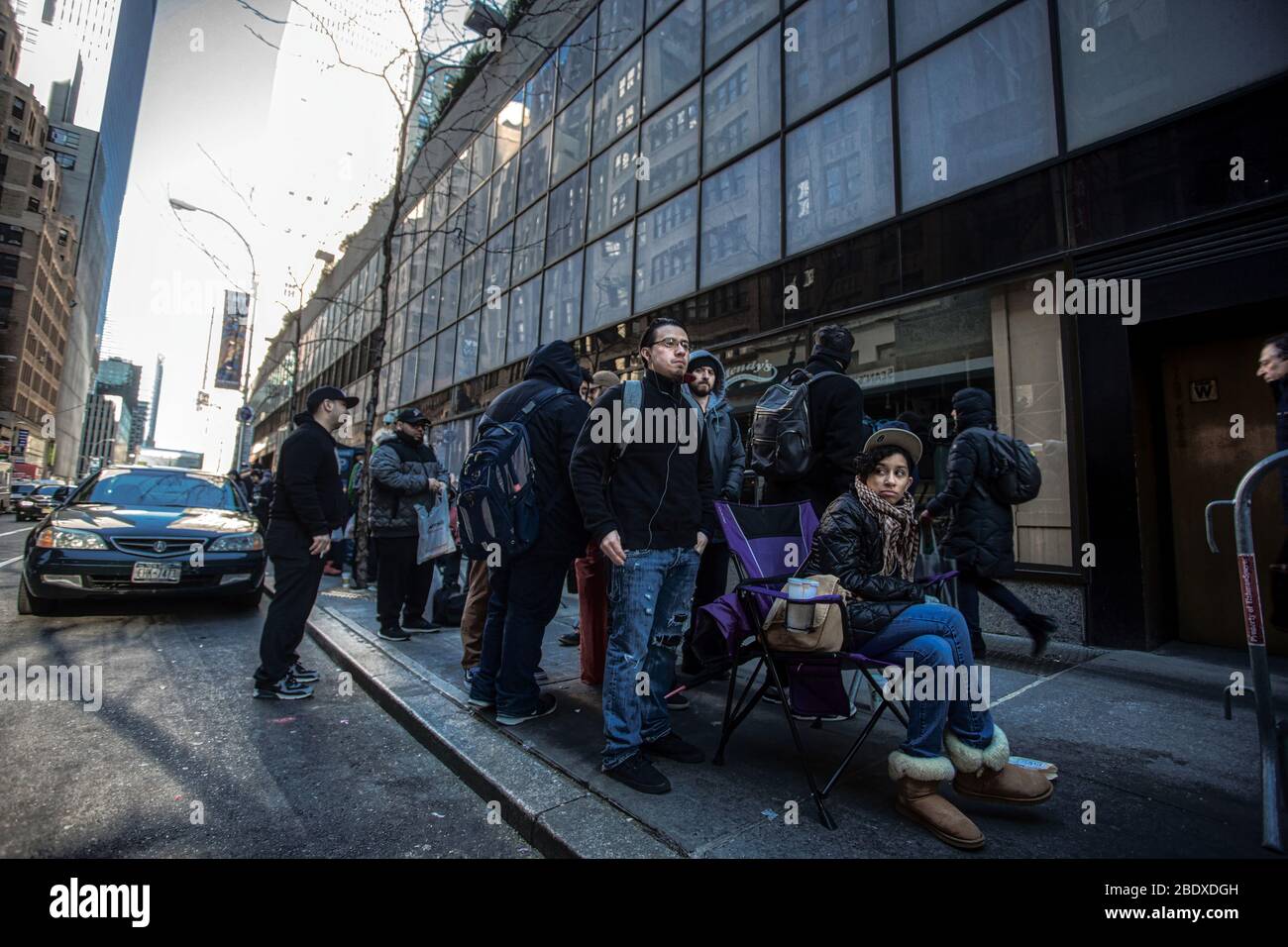 New York City, NY - 08 marzo 2017: Persone non identificate che fanno lunghe code per le strade di New York City, NY Foto Stock