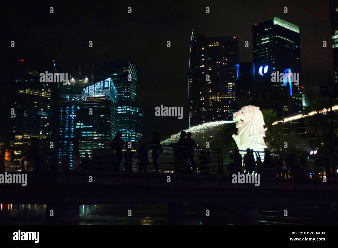 Merlion di notte, Singapore Foto Stock