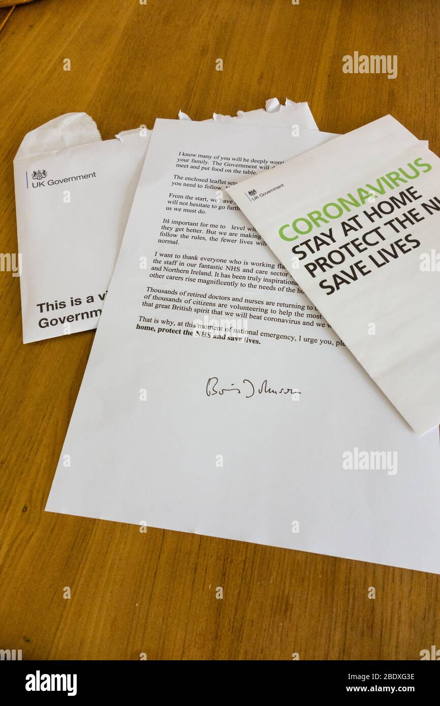 Una lettera inviata dal primo Ministro Boris Johnson a ciascuna famiglia nel Regno Unito, che esorta le persone a dire a casa, proteggere il sistema sanitario nazionale e salvare vite umane Foto Stock
