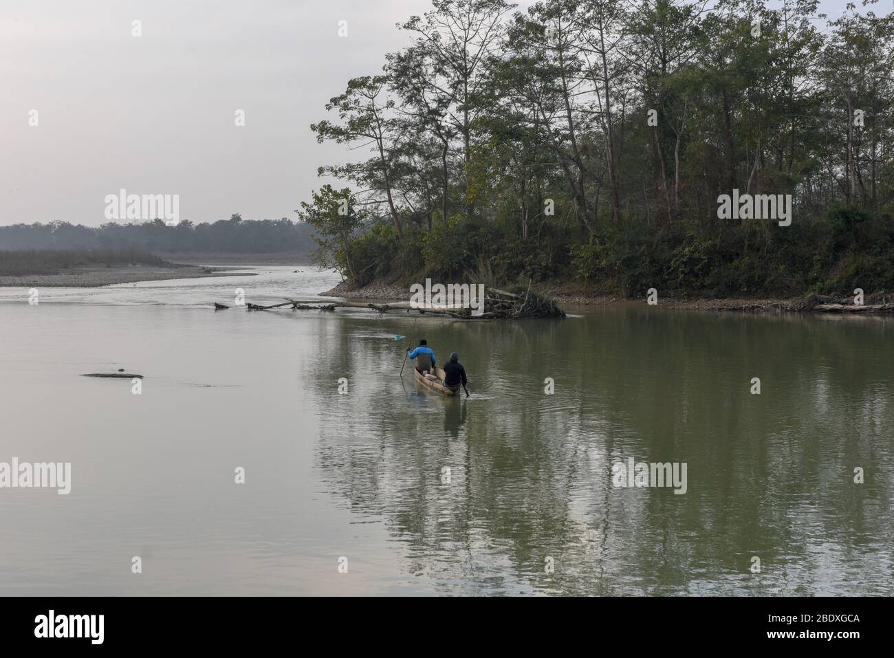 Pescatore sul fiume Rapti del parco nazionale di Chitwan sul Nepal Foto Stock