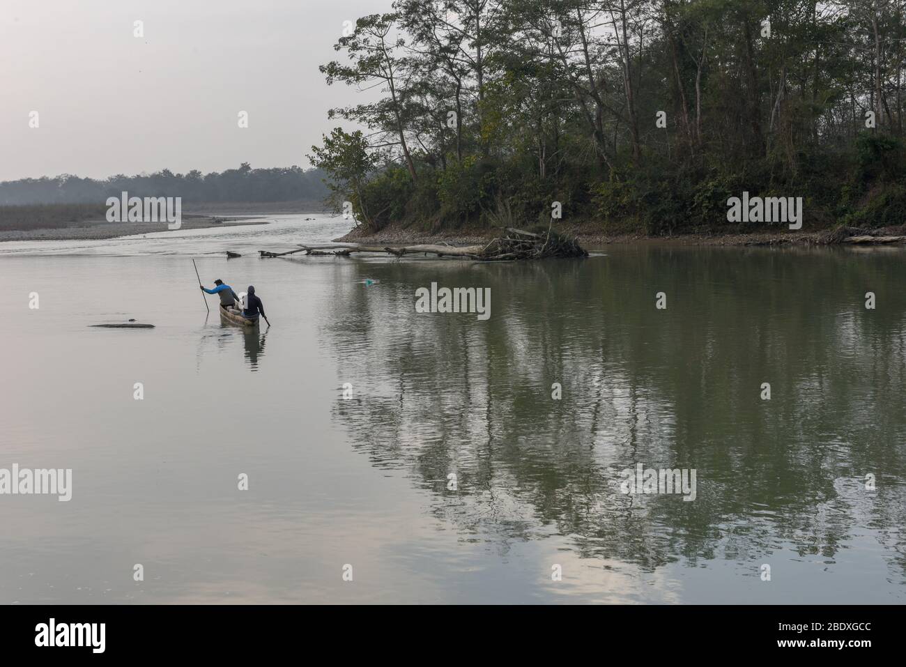 Pescatore sul fiume Rapti del parco nazionale di Chitwan sul Nepal Foto Stock