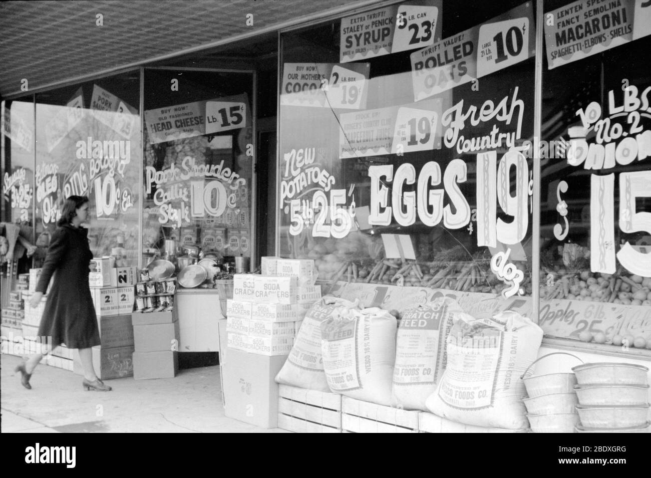 Negozio di alimentari, segni di vendita, 1940 Foto Stock