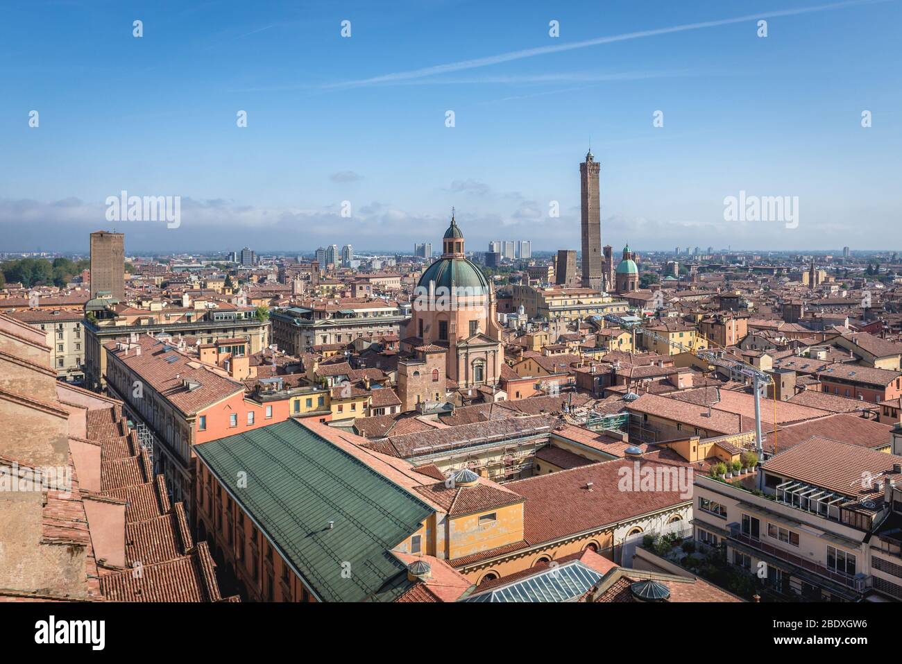 Veduta aerea dalla Basilica di San Petronio con Santuario di Santa Maria della vita e le cosiddette due Torri Foto Stock