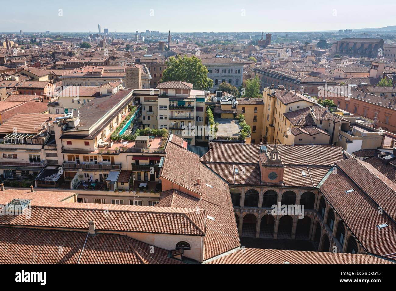 Bologna, capitale e città più grande dell'Emilia Romagna, regione italiana - vista dalla Basilica di San Petronio con l'edificio Archiginnasio di Bologna Foto Stock