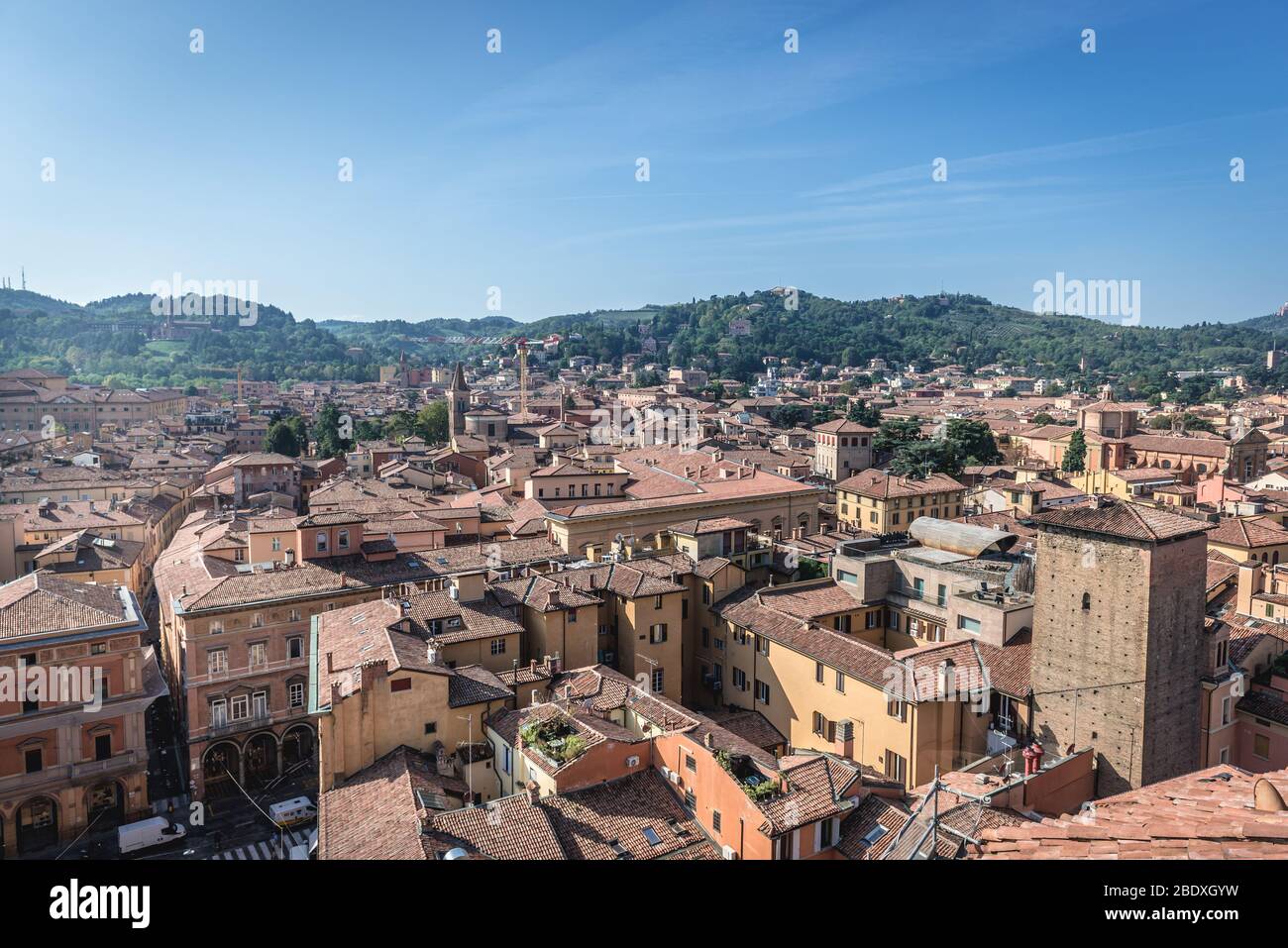 Bologna, capitale e città più grande dell'Emilia Romagna in Italia - vista dalla Basilica di San Petronio con Torre Galluzzi Foto Stock