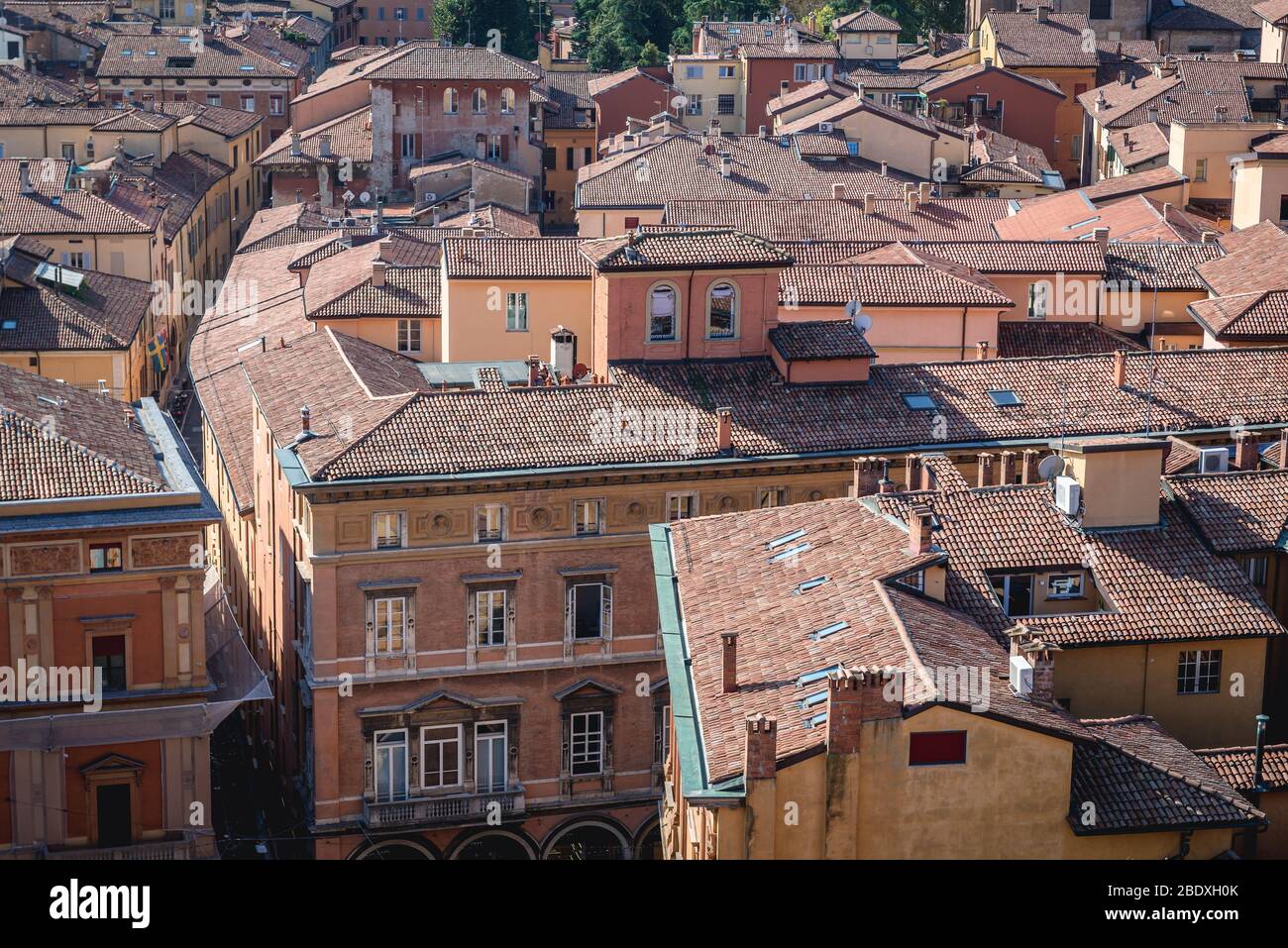 Città vecchia di Bologna, capitale e più grande della regione Emilia Romagna nel Nord Italia - vista dalla Basilica di San Petronio Foto Stock